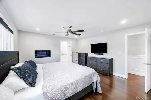Bedroom - 5 Kittiwake Ln, Babylon, NY 11702 photo 2 of 11