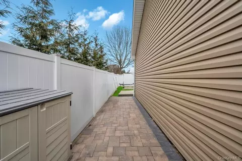 Entry Way - 5 Kittiwake Ln, Babylon, NY 11702 photo 6 of 6