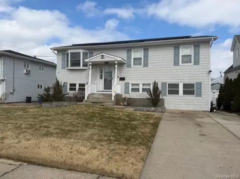 16 W Marine Ave, Lindenhurst, NY 11757