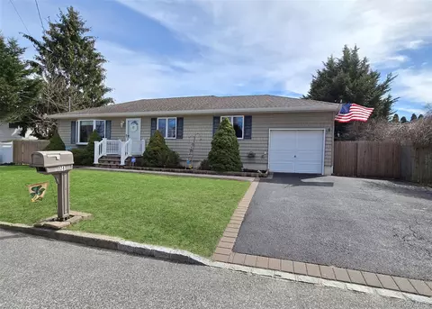174 Shelby Ave, Holbrook, NY 11741