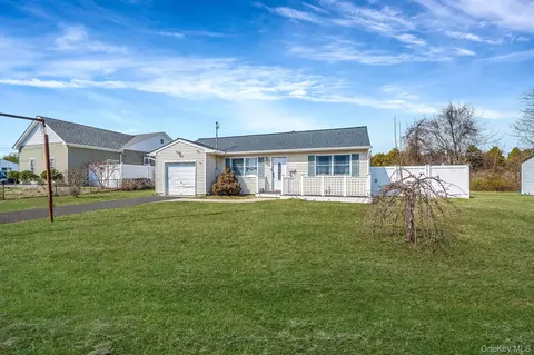 53 Spruce St, Central Islip, NY 11722