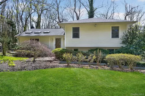 7 Bluebird Ln, Huntington, NY 11743