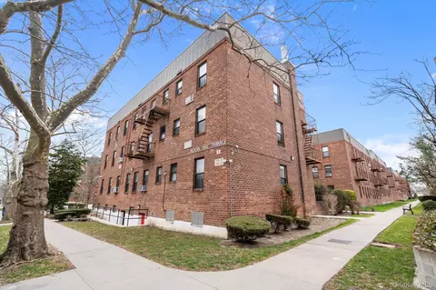 215-12 47 Ave #2B, Bayside, NY 11361
