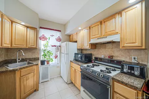 Kitchen - 281 E 57th St #1, Brooklyn, NY 11203 photo 3 of 4