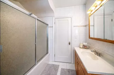 Bath - 281 E 57th St #1, Brooklyn, NY 11203 photo 4 of 5