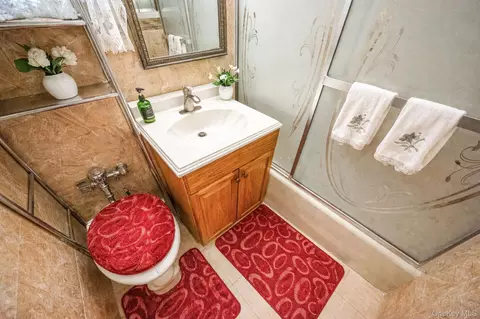 Bath - 281 E 57th St #1, Brooklyn, NY 11203 photo 2 of 5