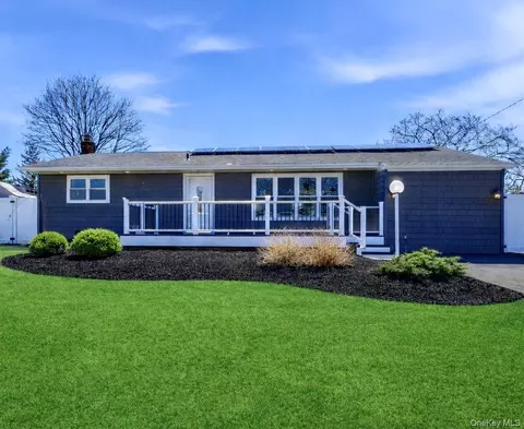 26 Patrician St, Holbrook, NY 11741