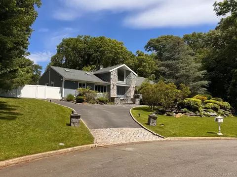 90 Belvedere Dr, Syosset, NY 11791