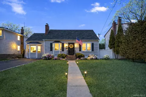 6 Mayflower Ave, Massapequa Park, NY 11762