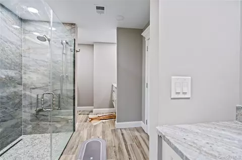 Bath - 38 Maple Ct, Oyster Bay, NY 11753 photo 4 of 5