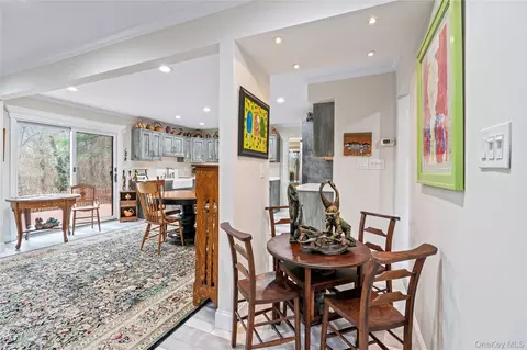 Entry Way - 38 Maple Ct, Oyster Bay, NY 11753 photo 2 of 4