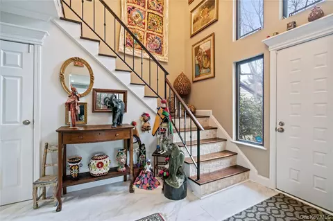 Entry Way - 38 Maple Ct, Oyster Bay, NY 11753 photo 3 of 4