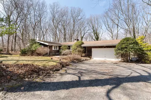 48 Farm Rd, Saint James, NY 11780