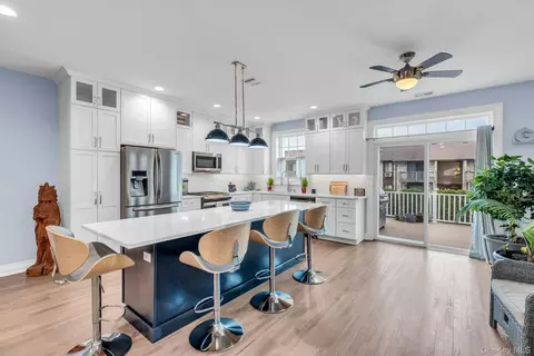 Kitchen - 123 Jackie Ct, Patchogue, NY 11772 photo 2 of 4