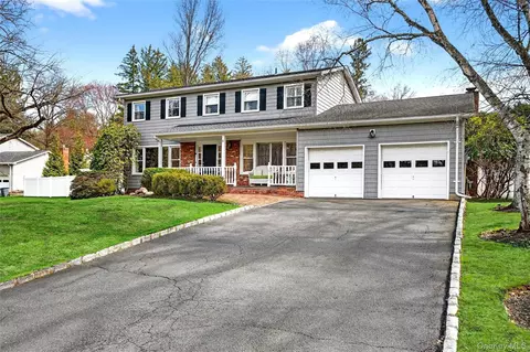 6 Oxford Ct, Clarkstown, NY 10956