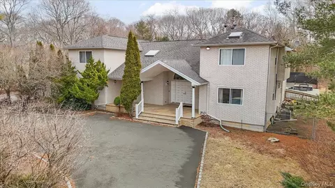 24 Wisteria Dr, Remsenburg, NY 11960