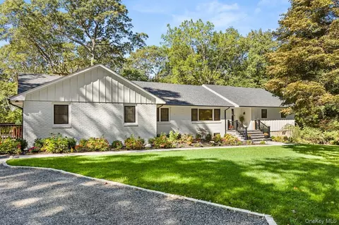 25 Pinoak Ln, Saint James, NY 11780