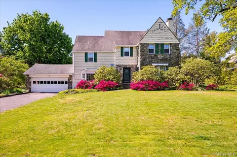 21 Country Club Ln, Pelham, NY 10803