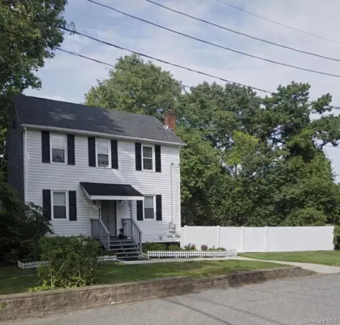 589 Acorn St, Deer Park, NY 11729