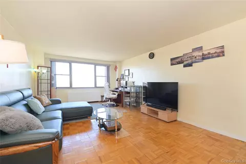 61-20 Grand Central Pkwy #A1204, Forest Hills, NY 11375