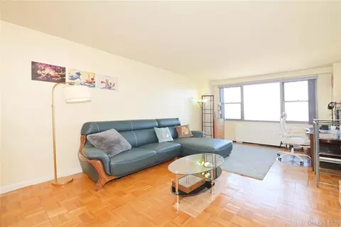 61-20 Grand Central Pkwy #A1204, Forest Hills, NY 11375
