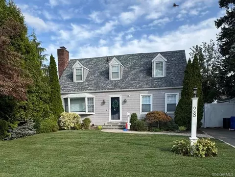 28 Clifford Ct, Malverne, NY 11565