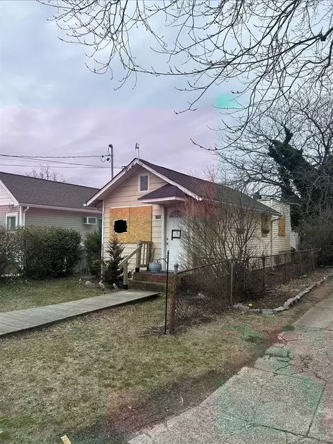 878 S 5th St, Lindenhurst, NY 11757