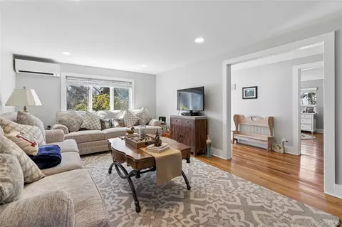 Living - 20 Mitchell Rd, Westhampton Beach, NY 11978 photo 2 of 3