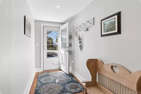 Entry Way - 20 Mitchell Rd, Westhampton Beach, NY 11978 photo 2 of 4