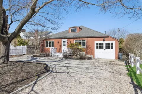 20 Mitchell Rd, Westhampton Beach, NY 11978