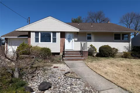 131 Ira Rd, Syosset, NY 11791