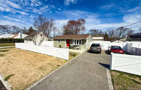 13 E Walnut St, Central Islip, NY 11722
