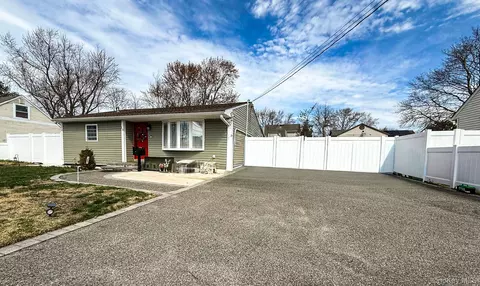 13 E Walnut St, Central Islip, NY 11722