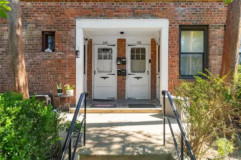 40-01 Little Neck Pkwy # 11-B, New York, NY 11363