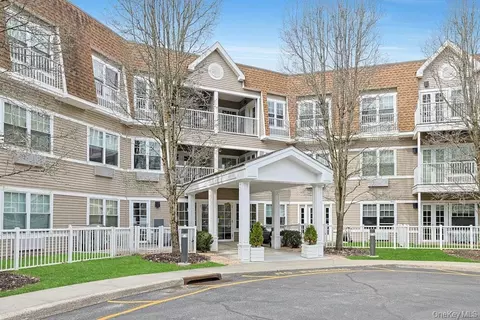 105 Sutton Dr #105, Mount Kisco, NY 10549
