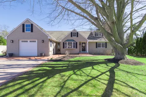 16 Ursular Ct, Smithtown, NY 11787