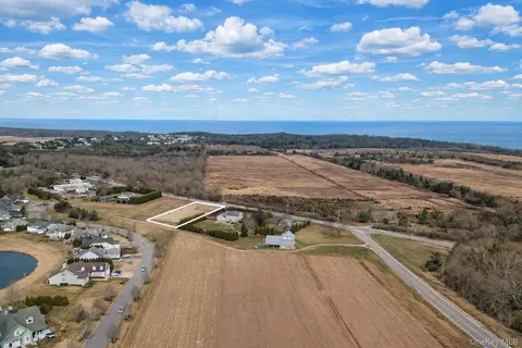 3921 Sound Ave, Riverhead, NY 11901