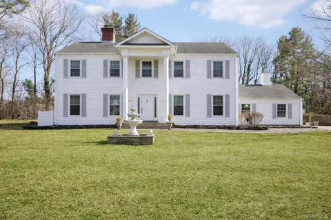 2 Three Pond Rd, Smithtown, NY 11787