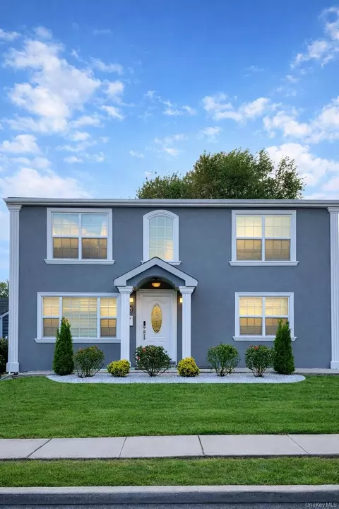 684 Dorothea Ln, Elmont, NY 11003