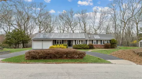 7 Fox Rd, Setauket, NY 11733