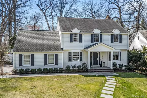 350 Dogwood Ln, North Hempstead, NY 11030