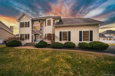 2041 Independence Dr, New Windsor, NY 12553