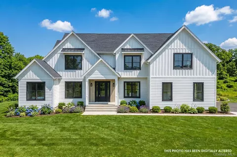 5 Sea Crest Ct, Riverhead, NY 11947