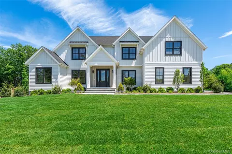 5 Sea Crest Ct, Riverhead, NY 11947
