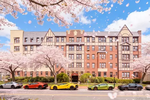 4 Maple Dr #6O, North Hempstead, NY 11021