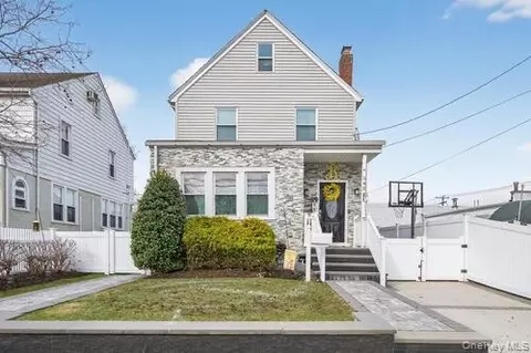 545 Marcellus Rd, North Hempstead, NY 11596