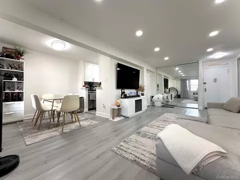 151-15 84th St #3M, New York, NY 11414