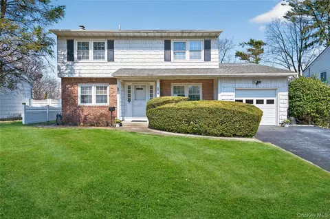 8 Summit Ct, Oyster Bay, NY 11771