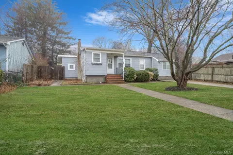 11 Rosemont Ave, Farmingville, NY 11738