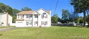 141 N 28 St N, Wheatley Heights, NY 11798